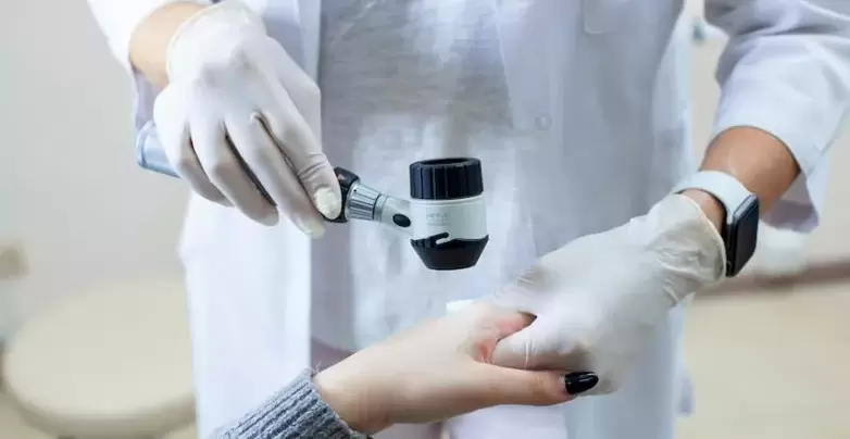 Pacientą, sergantį karpomis, diagnozuoja dermatologas